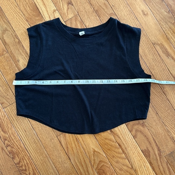 Alo Echo Tee in Black - Picture 6 of 7